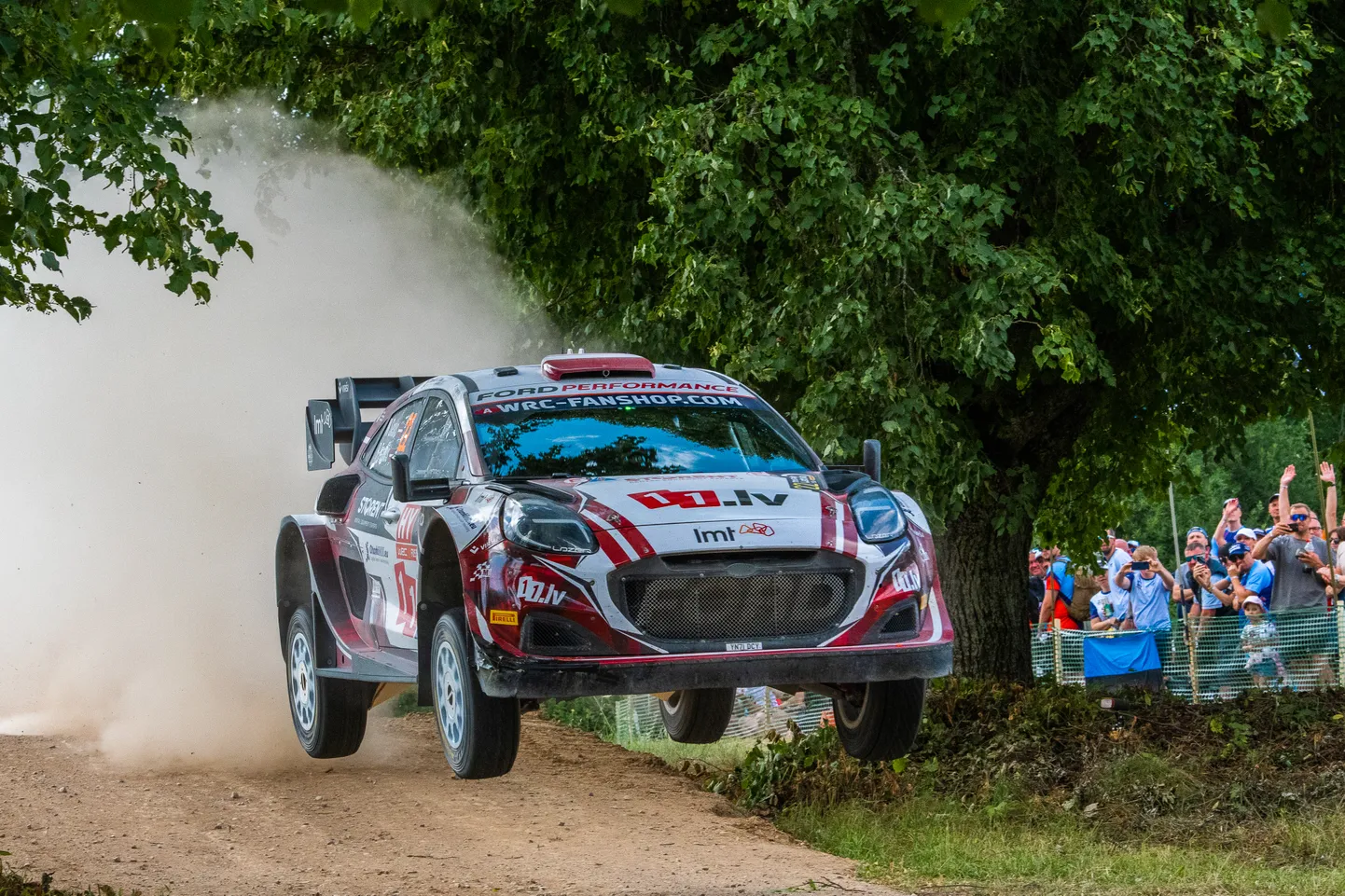 Latvijas pilots Mārtiņš Sesks un stūrmanis Renārs Francis FIA pasaules rallija čempionāta "Tet Rally Latvia" ātrumposmā "Tukums 2".