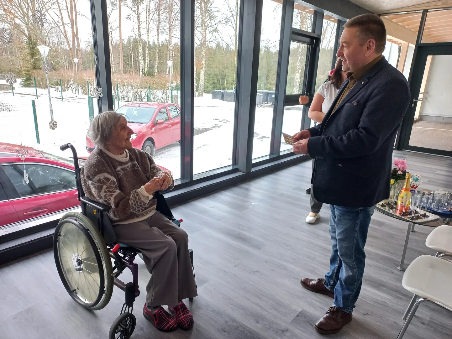 100aastast juubilari Saima Gulli õnnitleb Paide linnapea Kulno Klein