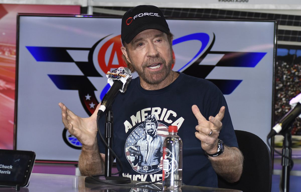 Chuck Norris NASCAR Sprint Cup Series sündmusel intervjuud andmas (2016)