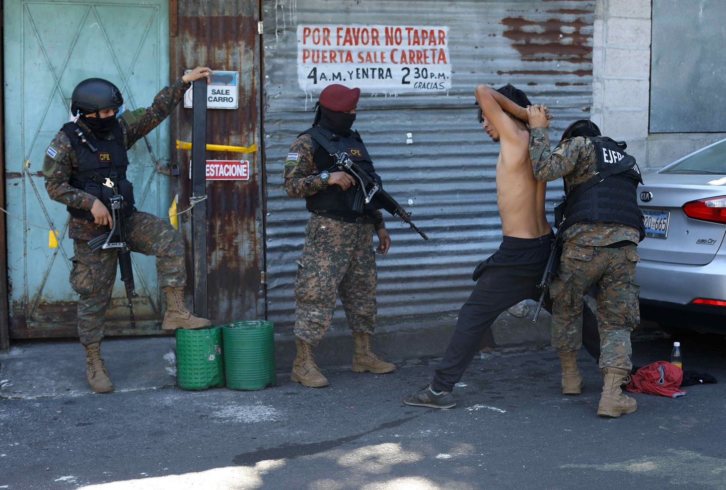 Sel jõululaupäeval tehtud fotol otsivad El Salvadori sõdurid läbi linnakodanikku pealinnas San Salvadoris.