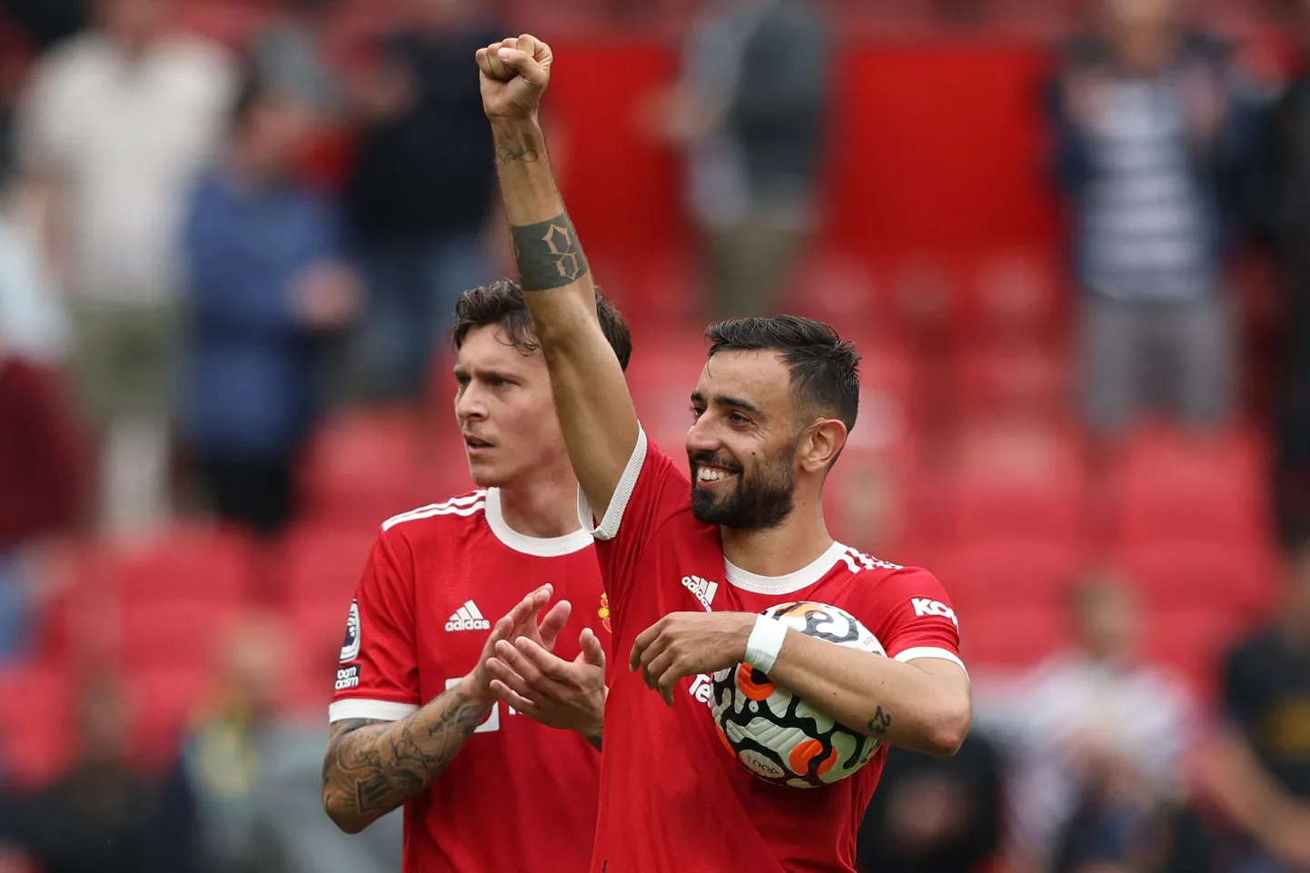 Bruno Fernandes (esiplaanil) sai kirja kübaratriki.
