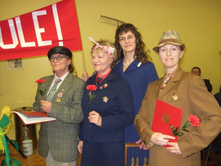 KOLHOOSITARID: Lemmi Pihel (vasakul), Sirje Aru, Maili Väli ja Maia Tõhk nostalgiapeol kolhoosikorda parodeerimas.