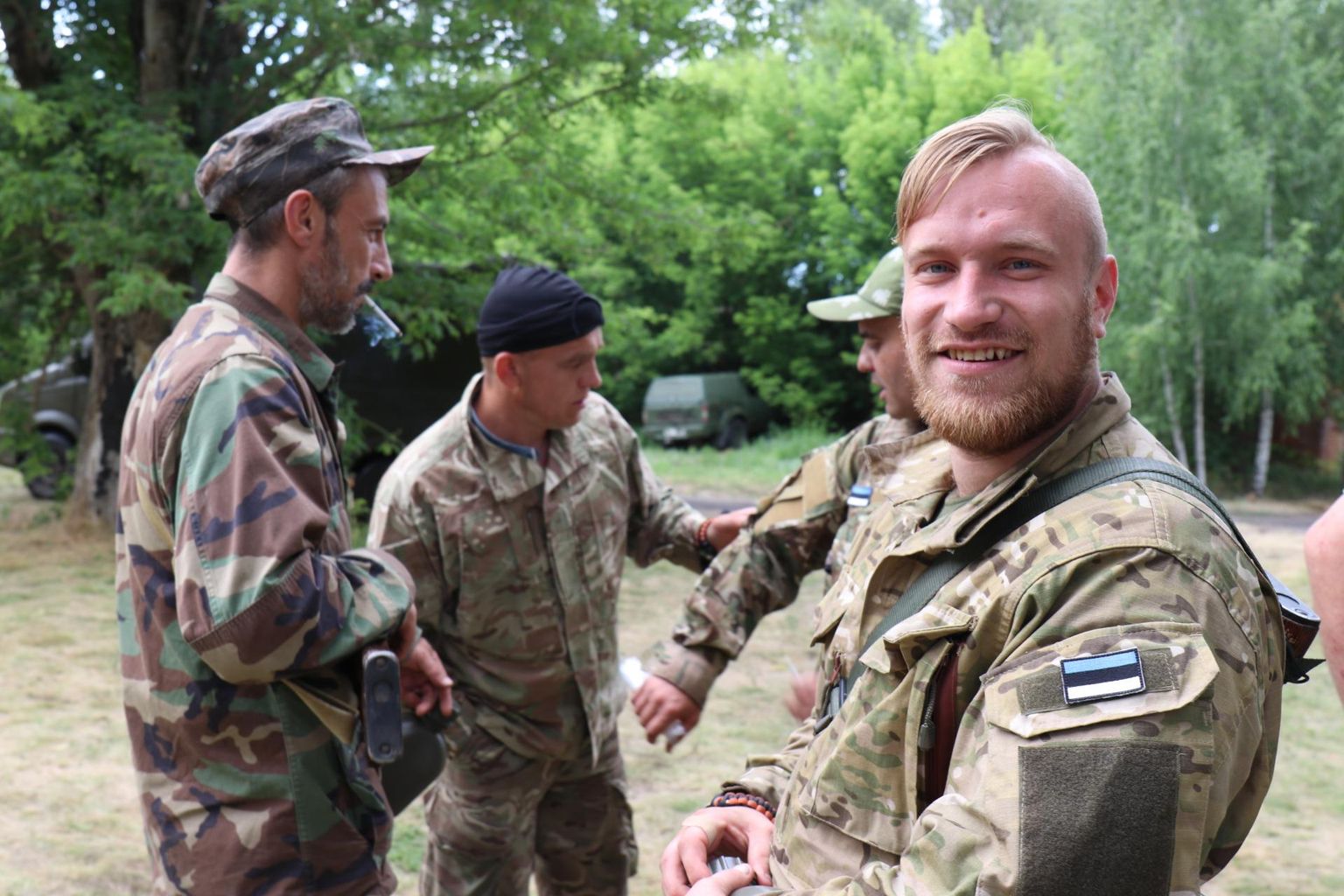 Vabatahtliku pataljoni ukrainlasest sõdur Eesti liputähisega (ka tema taga seisev sõdur kannab Eesti liputähist). Tegemist pole eestlastega, liputähised kinkisid sõduritele nende üksuse eestlastest abistajad.