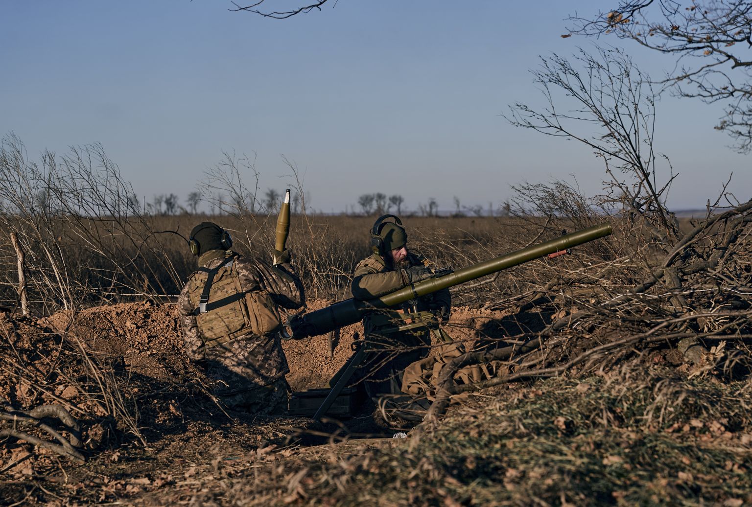 Ukraina sõjaväelased tulistavad Vene vägede positsioone Donetski oblastis Bahmuti lähedal 6. detsembril.