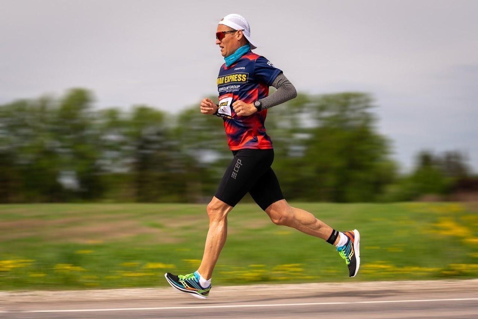 Ultrasportlane Rait Ratasepp kümnepäevasena kavandatud katsumuse avapäeval jooksmas Tartu äärelinnas.
