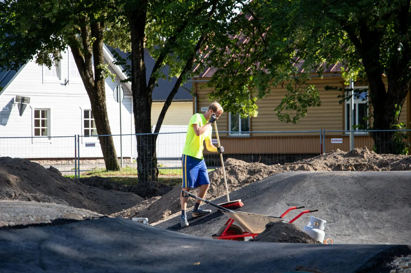 Esmaspäeval alustati pumptrack&#39;i asfalteerimist. Rajale peaks pääsema juba septembri keskpaigas.