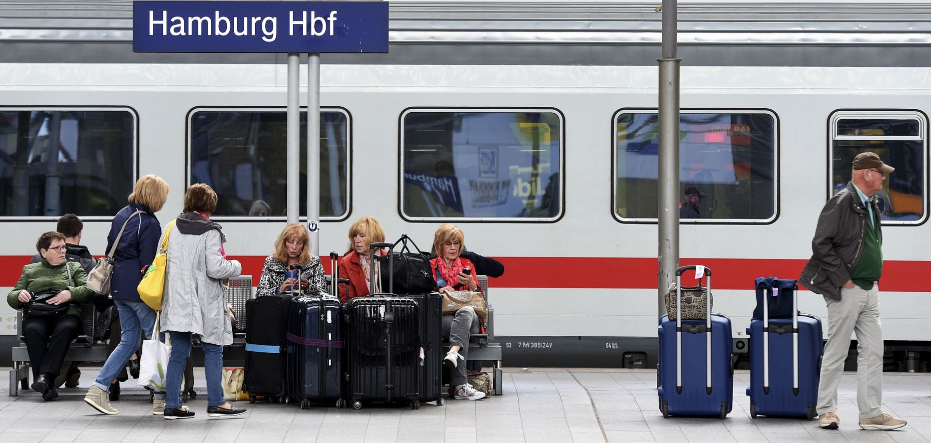 Saksa reisijad mai alguses rongijuhtide streigi ajal Hamburgi rongijaamas rongi ootamas.