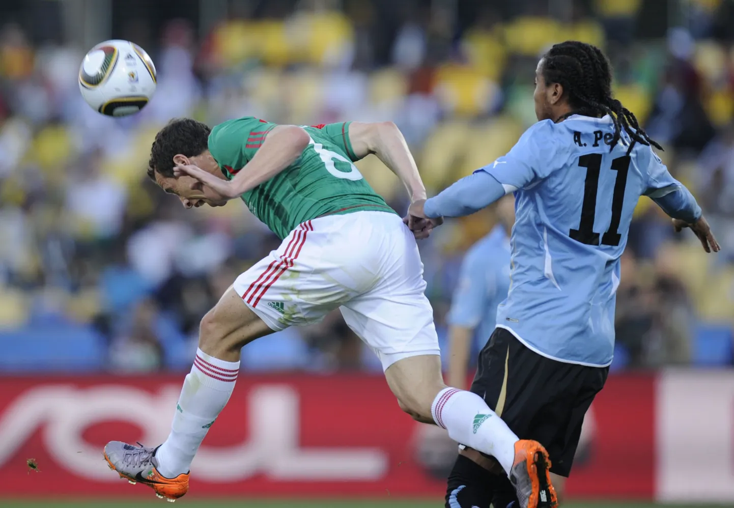 Момент игры Мексика - Уругвай.