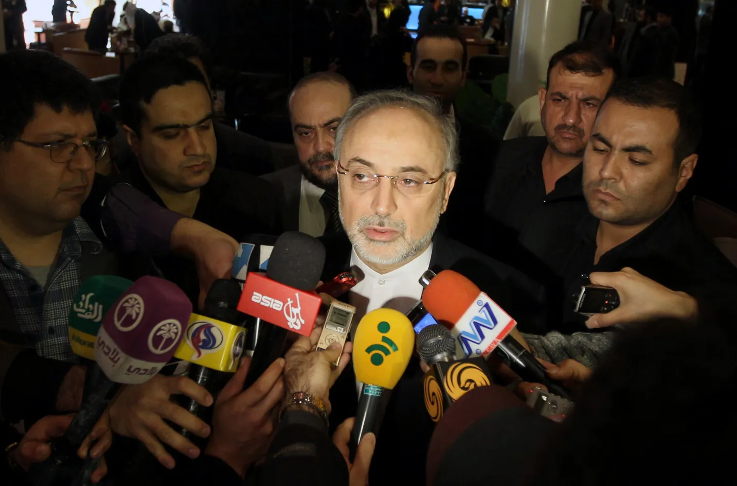 Iraani välisminister Ali Akbar Salehi ajakirjanike piiramisrõngas.