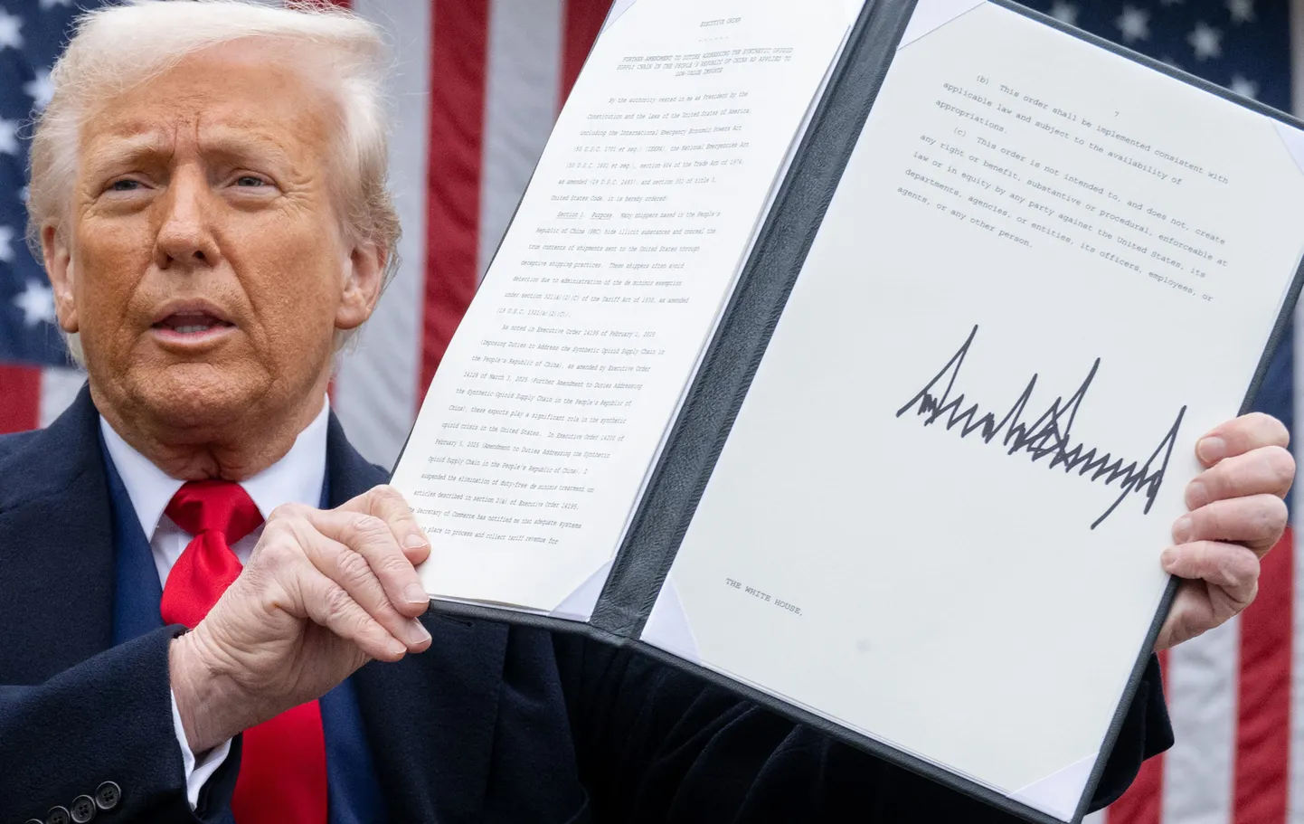 USA president Trump hoiab allkirjastatud korraldust Rose Gardenis 2. aprillil 2025.  Ta avalikustas uued «vabastuspäeva tariifid», mis ähvardavad kaubandussõda. EL ja Suurbritannia valmistuvad vastama.