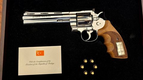 Erdoğan gifts revolvers to NATO leaders; Estonia's PM must leave his behind