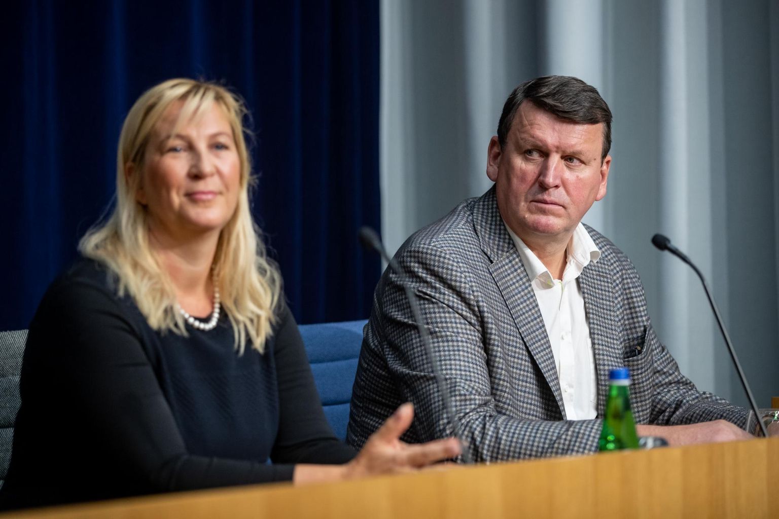 Konkurentsiameti regulatsiooniteenistuse juhataja ja peadirektori asetäitja Külli Haab ning Enefit Poweri juhatuse esimees Andres Vainola vaidlevad Narva kütte hinna üle. 