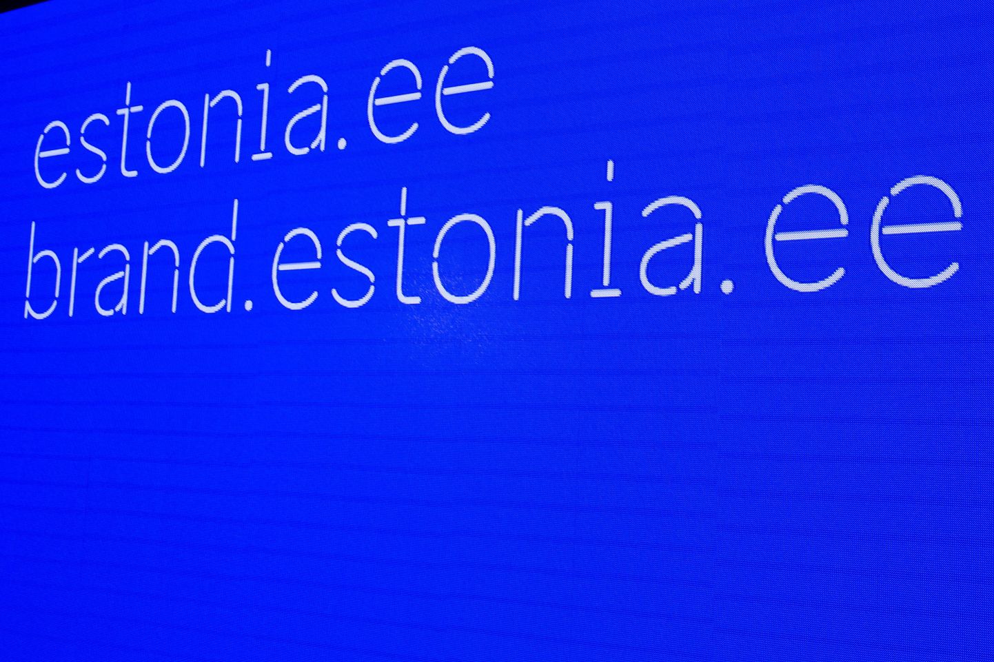 Ettevõtluse Arendamise Sihtasutuse (EAS) all tegutsev disainimeeskond avalikustas täna pooleaastase töö tulemusena valminud Eesti brändi kontseptsiooni, mille läbivateks elementideks on ühtne kirjatüüp, rohkelt Eestit ja eestlasi kirjeldavad sõnumeid ja ikoone ning läbiva joonena rändrahnude motiiv ja elektroonilisusele viitav täht «e».