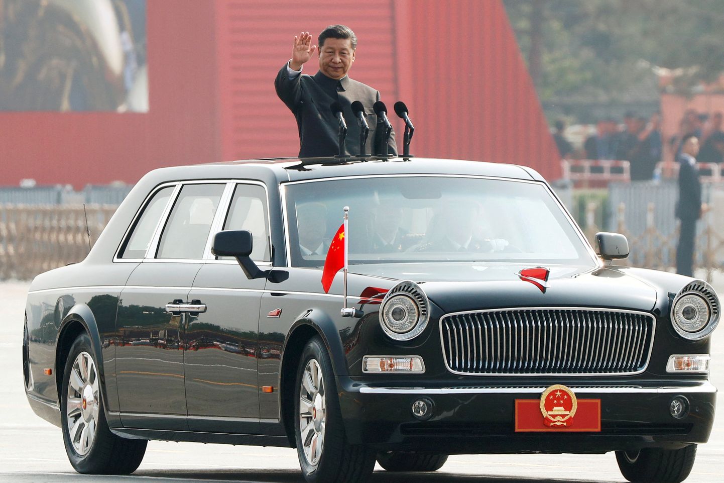 Hiina president Xi Jinping tervitab sõjaväelasi paraadil Pekingis 1. oktoobril 2019
