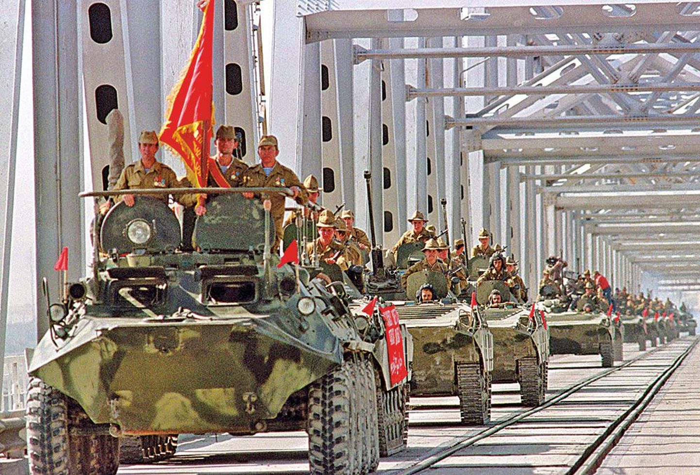 Sõpruse sild Afganistani ja NSV Liidu vahel. Viimased Nõukogude sõdurid sõitsid üle silla 15. veebruaril 1989 kell 10.30.