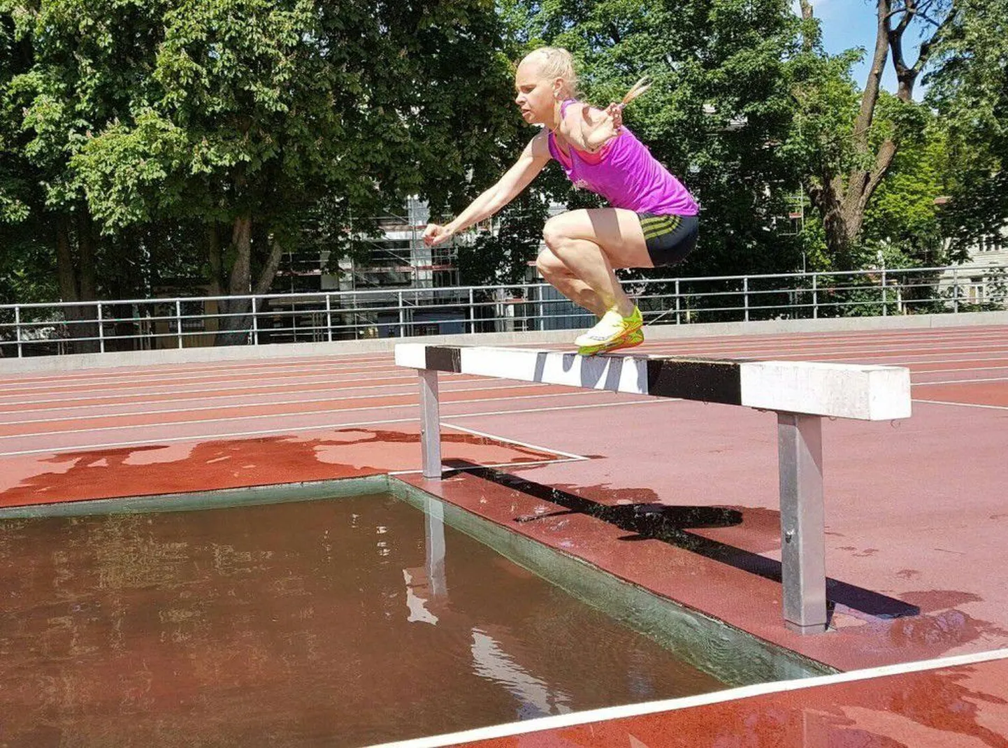 Eesti meistrivõistlusteks valmistuv Evelin Talts 16. juunil Kadrioru staadionil veetakistusel.