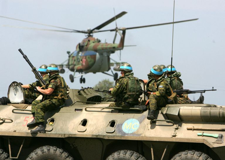Российские войска под видом «миротворцев» вторгаются в Грузию во время Летних игр в Пекине летом 2008 года. Та же тактика синхронизации с крупным спортивным событием будет применена при аннексии Крыма в 2014.