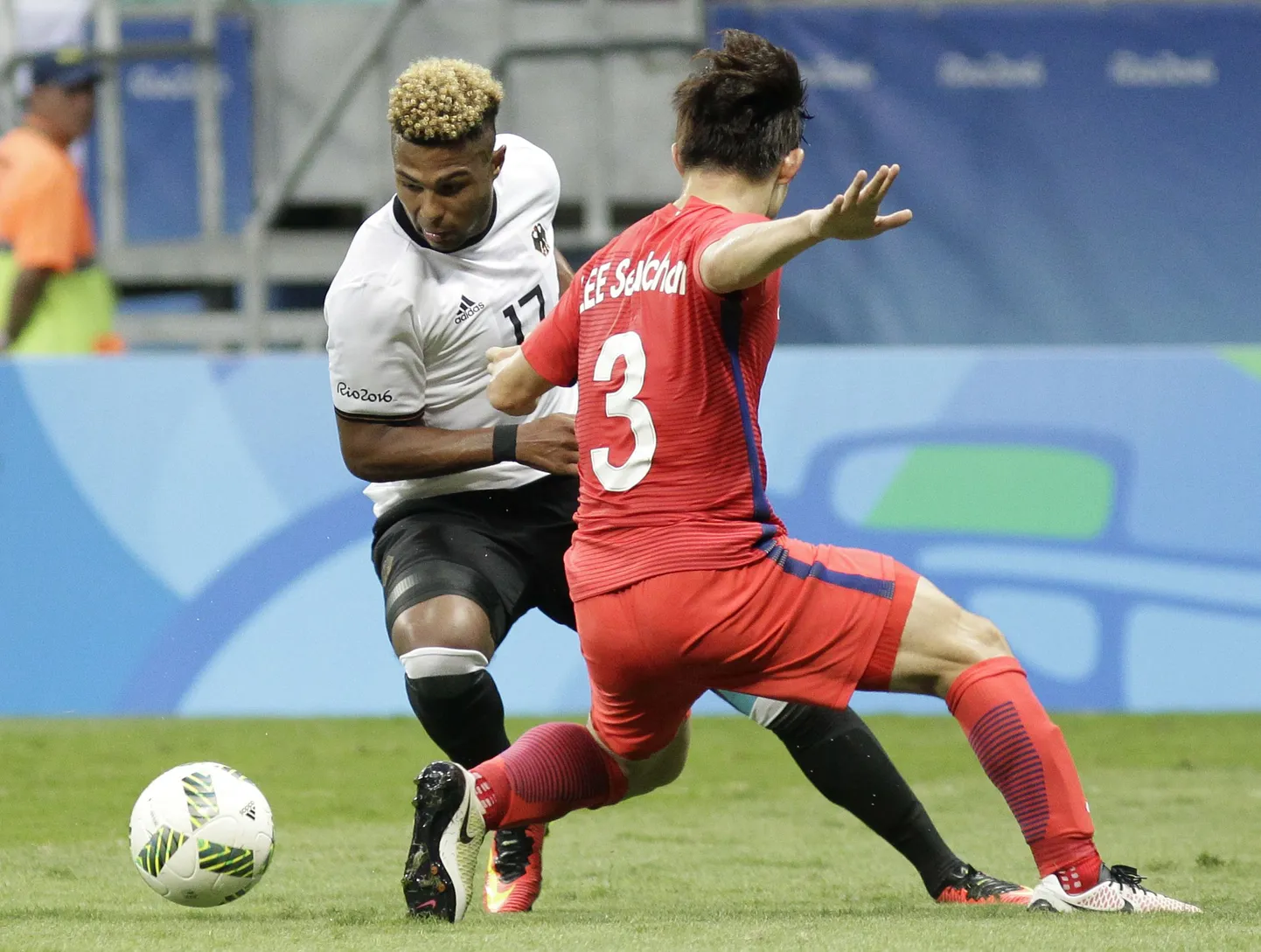 Serge Gnabry (vasakul) jättis Saksamaa edasipääsulootused ellu.