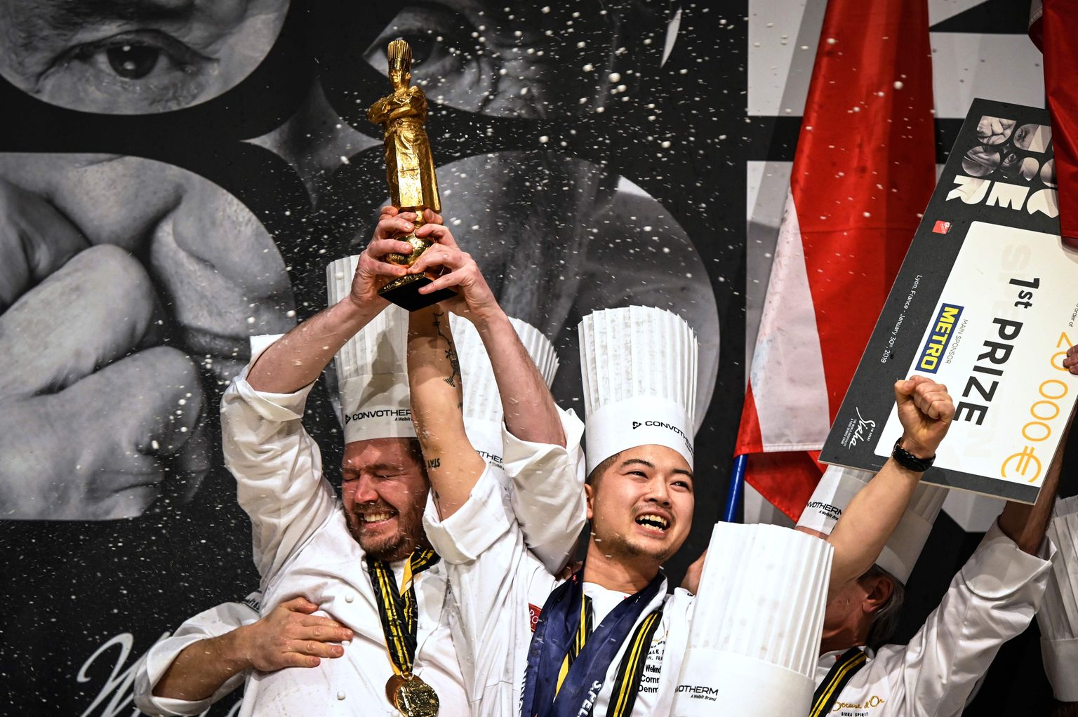 Taani kokk Kenneth Toft-Hansen (vasakul) ja tiimikaaslane Christian Wellendorf (keskel) tähistavad Taani tiimi võitu Bocuse d'Ori kokandusvõistlusel.