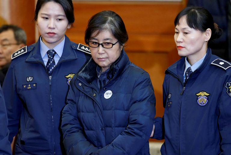 Choi Soon-sil (keskel) kohtusse saabumas.