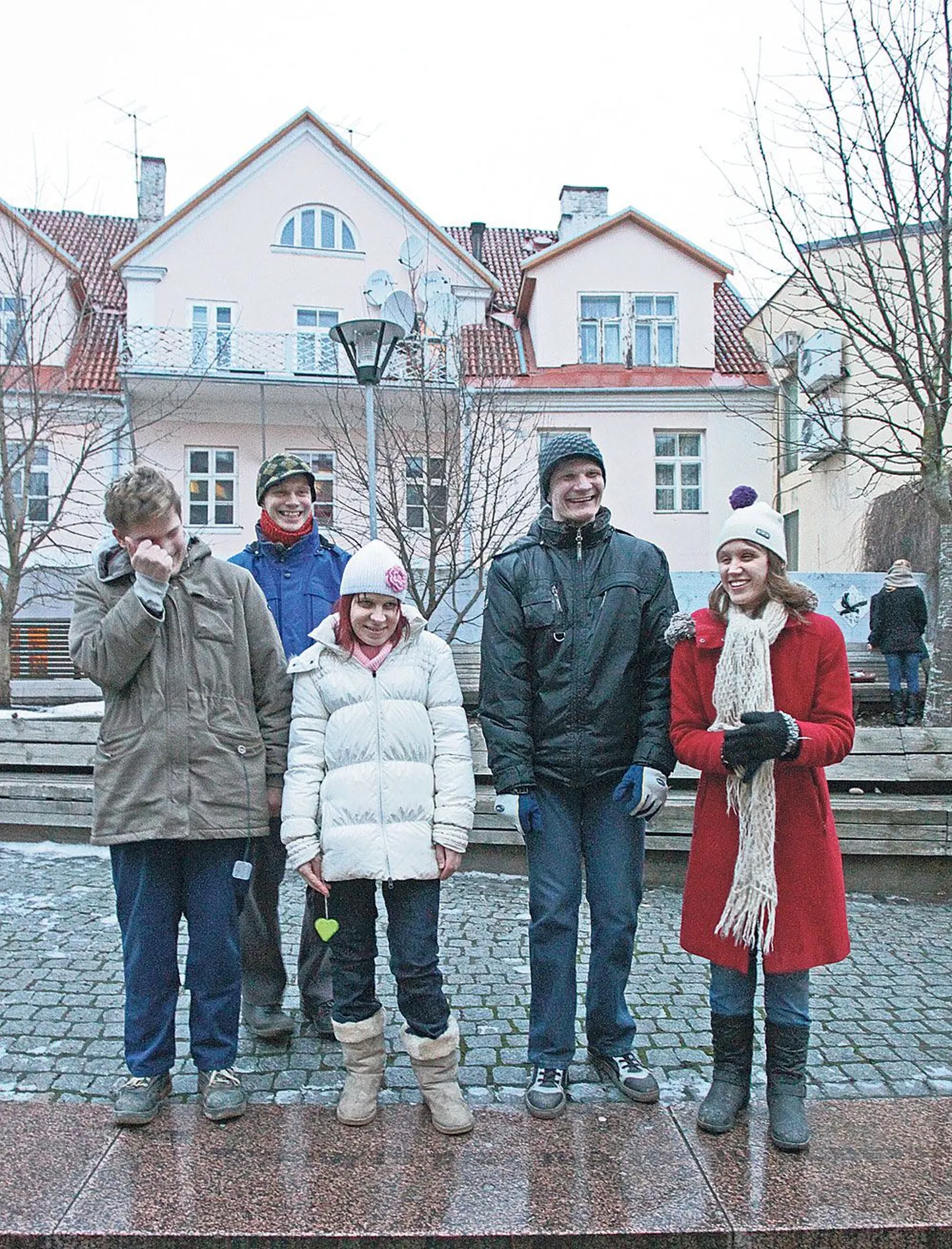 Allikabändi liikmed laulsid pilti tehes üht oma repertuaari esimest laulu: «Püüdsin kinni sääse ma, hobusestki suurem ...» Esireas (vasakult) Margus Kosarev, Maarja-Maria Känd, Hermo Hodanjonok ja Veronika Sõstar. Tagareas asjaajaja Assar Järvekülg.