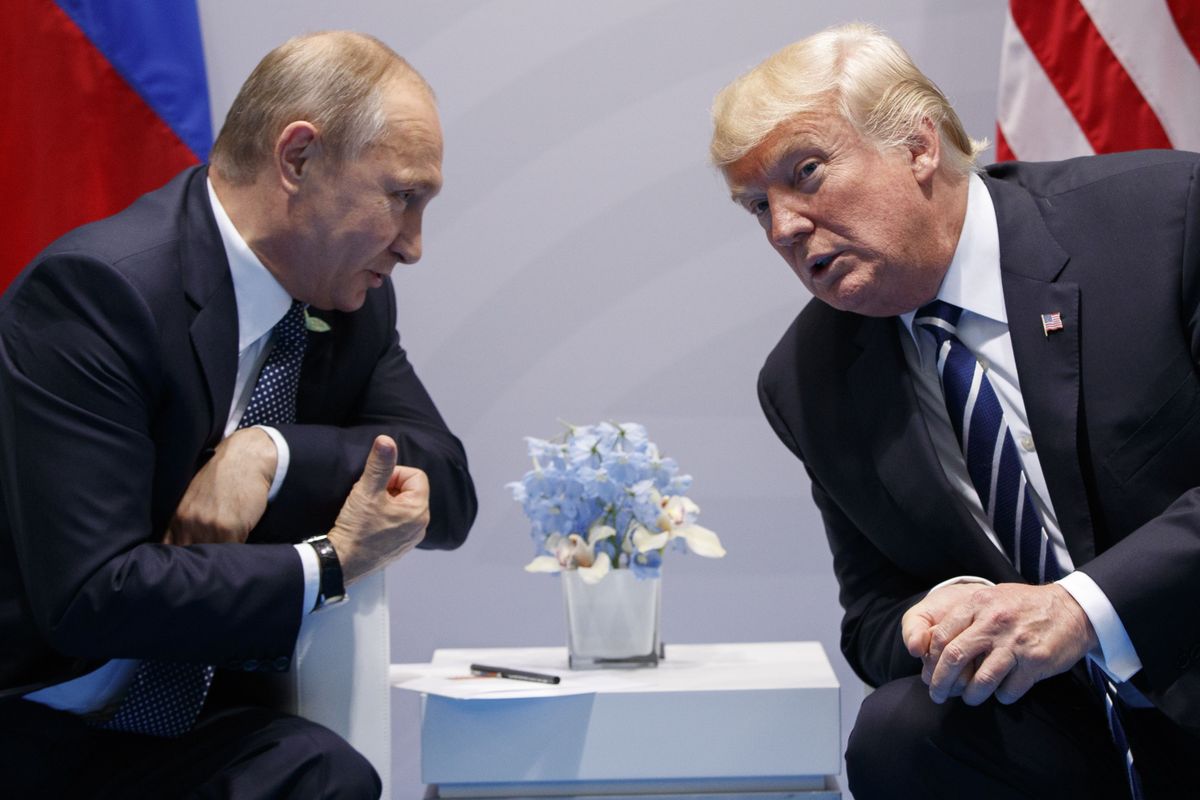 Президент США Дональд Трамп встречается с президентом России Владимиром Путиным на саммите «Большой двадцатки» в Гамбурге, 7 июля 2017 года.