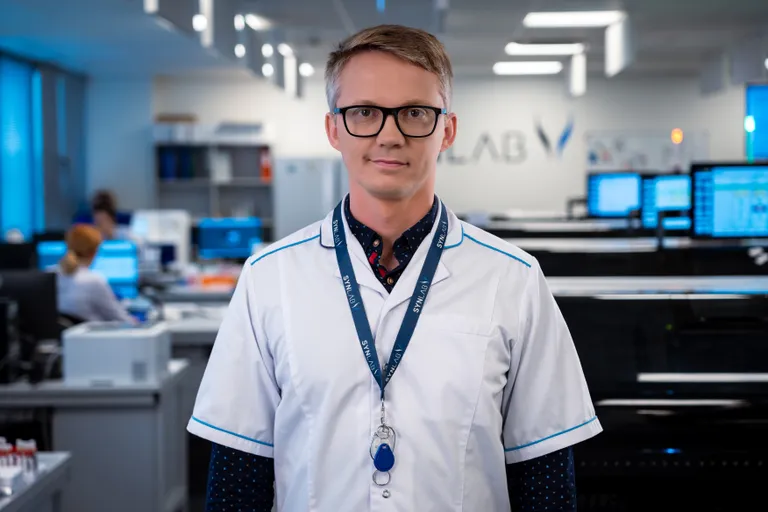 SYNLABi meditsiinilabori molekulaardiagnostika osakonna vastutav spetsialist Andrio Lahesaare.
