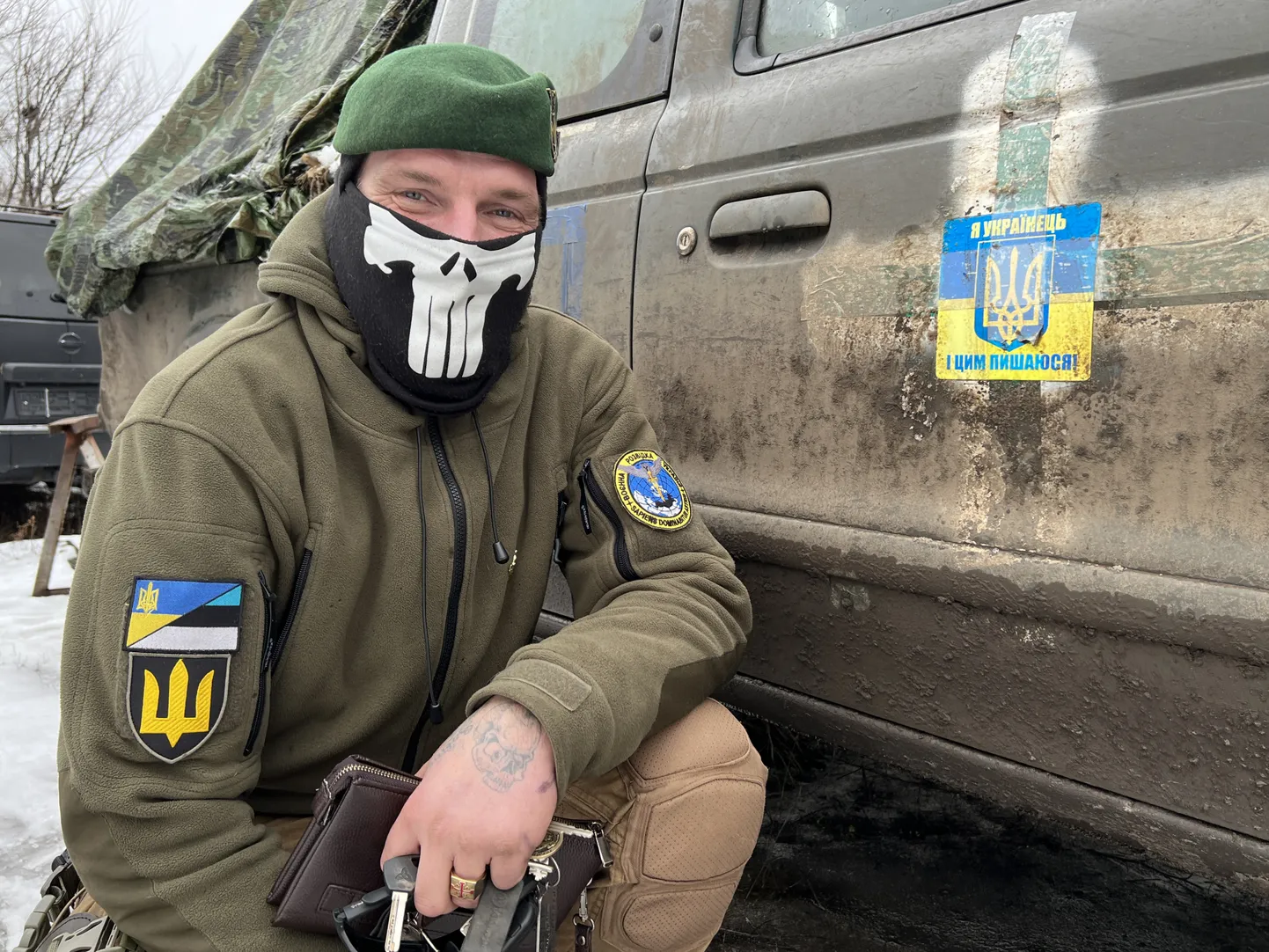Eestlane T-Bone võib ennast juba ukrainlaseks pidada. Ta on Ukraina eest verd valanud ja abiellus sõja ajal ukrainlannaga. Vasakul õlal võõrleegioni eriüksuse embleemi kandev T-Bone poseerib fotol üksuse džiibi kõrval, mille kastis on relvaks ründekopterilt pärit raketiheitja. Kuna raketiheitja oli kõvasti võrgu alla mässitud, siis ei saa seda fotol näidata.