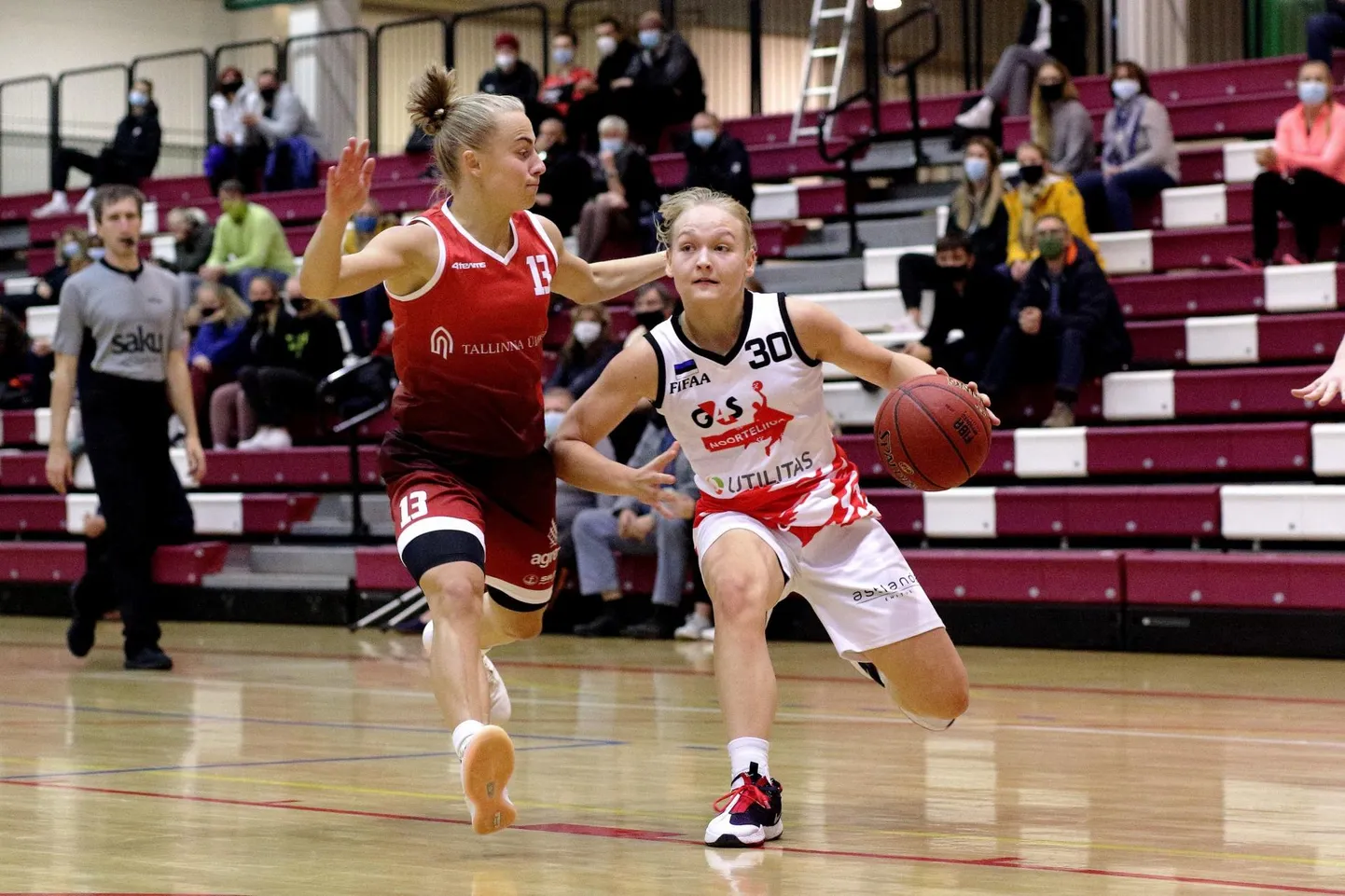 Väljakul on meistriliiga kahe kolmandiku naiskondade ehk G4S Noorteliiga ja Tallinna Ülikooli esindajad: Marie Anette Sepp (palliga) ja Birgit Piibur.  FOTO: Siim Semiskar