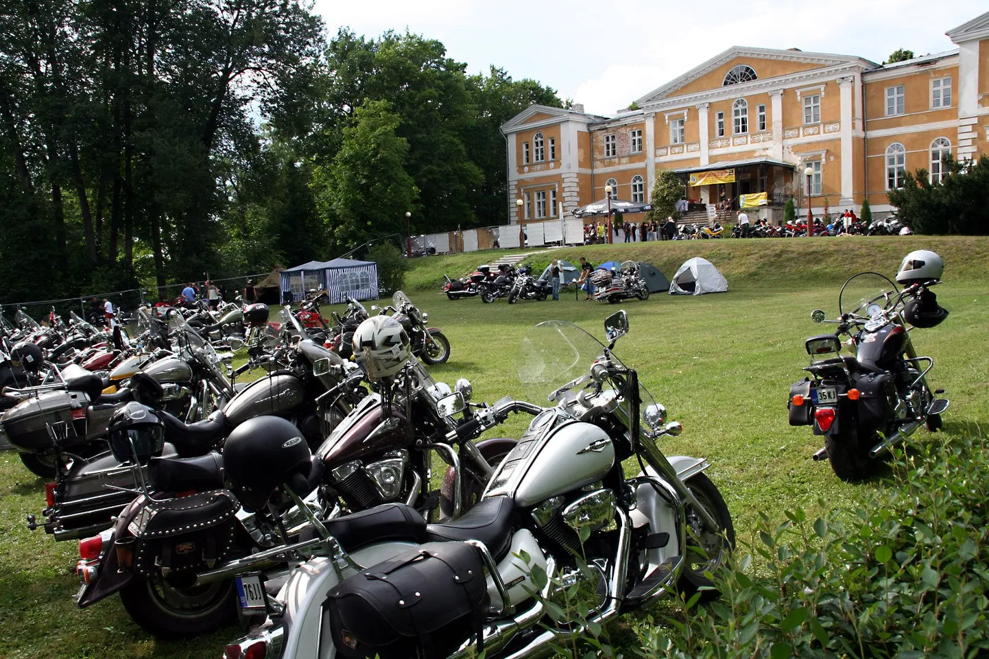 Motokokkutuleku südames - Kuremaa mõisapargis - saab kokku paar tuhat inimest.