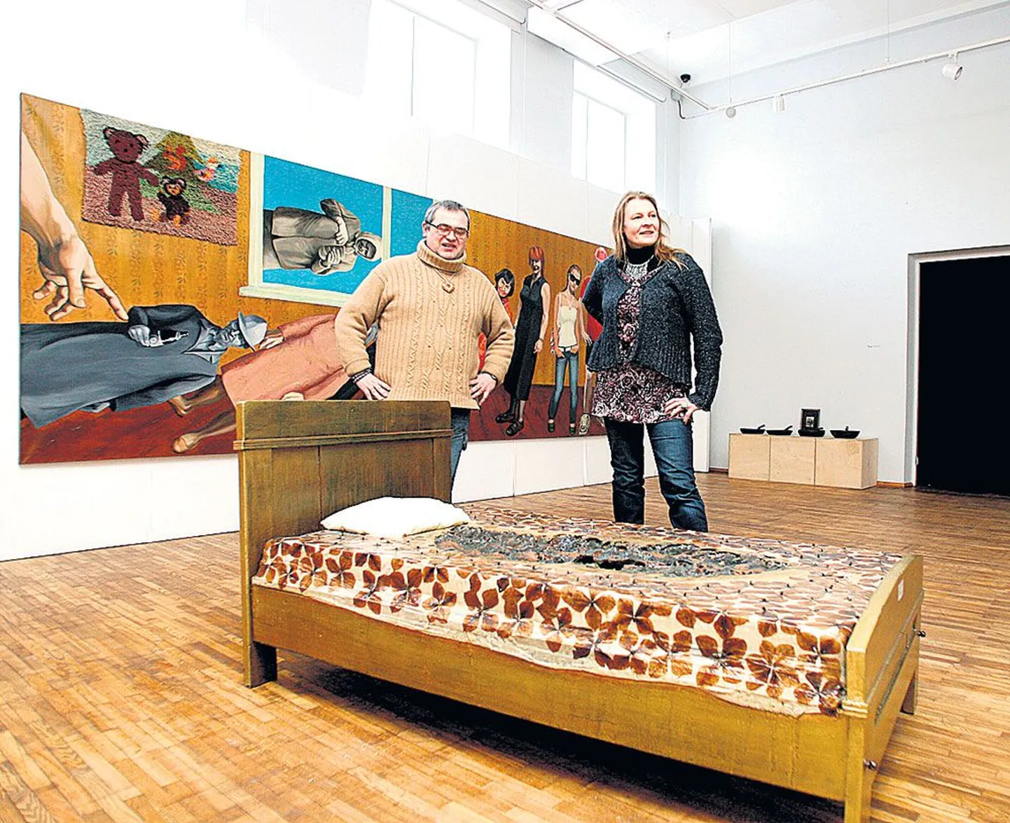Suures galeriis kaks pärnakat

Pärnu kunstnikud ja ateljeenaabrid Andrus Joonas ja Siram on oma ühist näitust pannud poolitama Joonase installatsiooni, mille põhiosa on voodi.