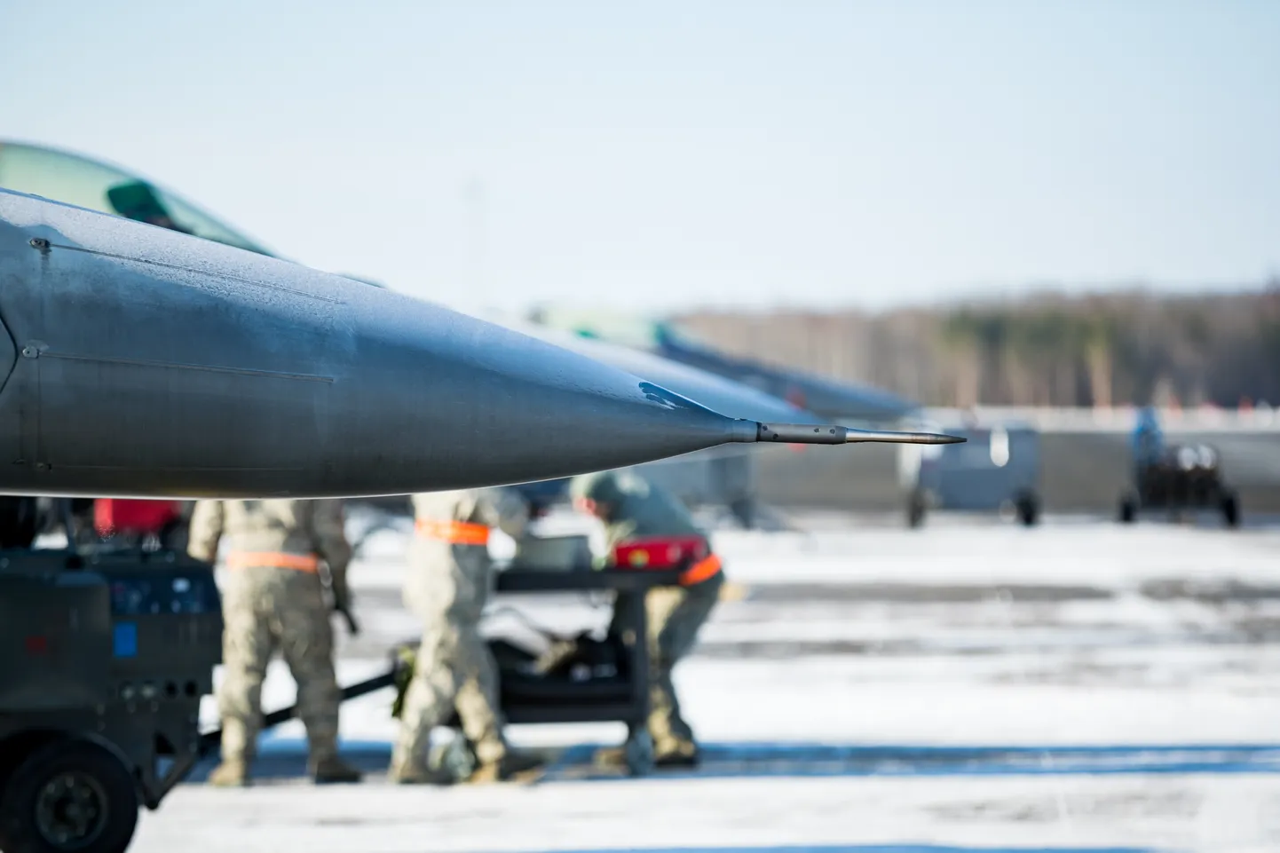 Et kasvab nii Vene riiklike ja sõjaliste lendude arv Läänemere kohal kui ka nendest omakorda transponderita tehtud sõitude osakaal, jagub Ämaril ja Zokniais baseeruvatel õhuturbehävitajatel põhjust õhkutõusmiseks küllaga.