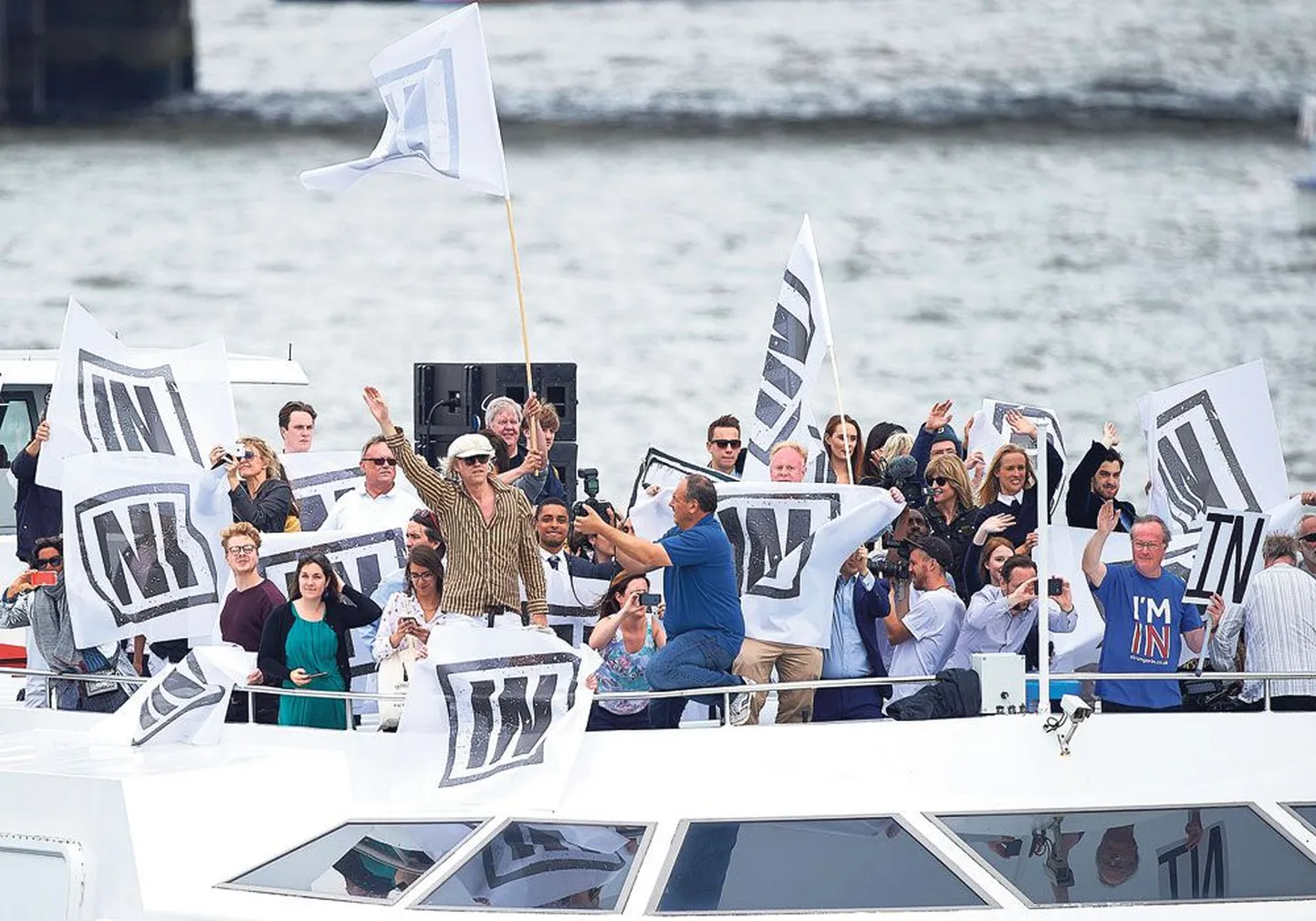 Перед проведением референдума в Великобритании обе стороны проводят активную агитацию. На снимке сторонники ЕС плывут на теплоходе по Темзе в центре Лондона и размахивают флагами, которые призывают голосовать за сохранение членства в Евросоюзе, в центре ирландский музыкант Боб Гелдоф.