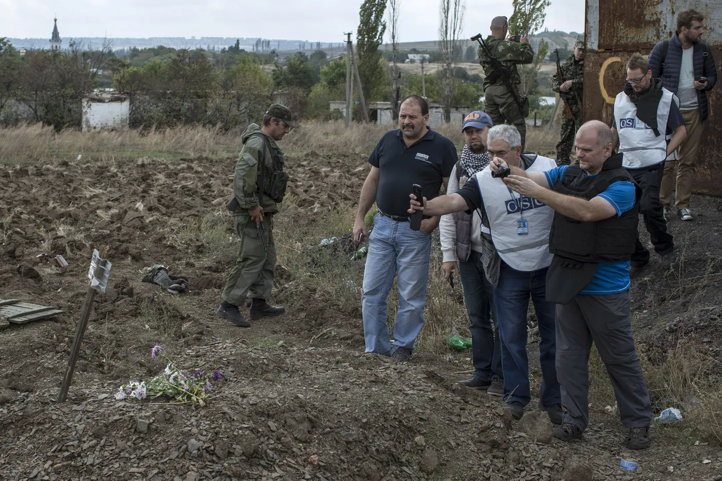 В самопровозглашенной Донецкой народной республике заявили, что в захоронении на окраине Макеевки были обнаружены тела девяти человек, а те 400 неопознанных трупов, о которых сообщилось ранее, поступили в морги из других мест.