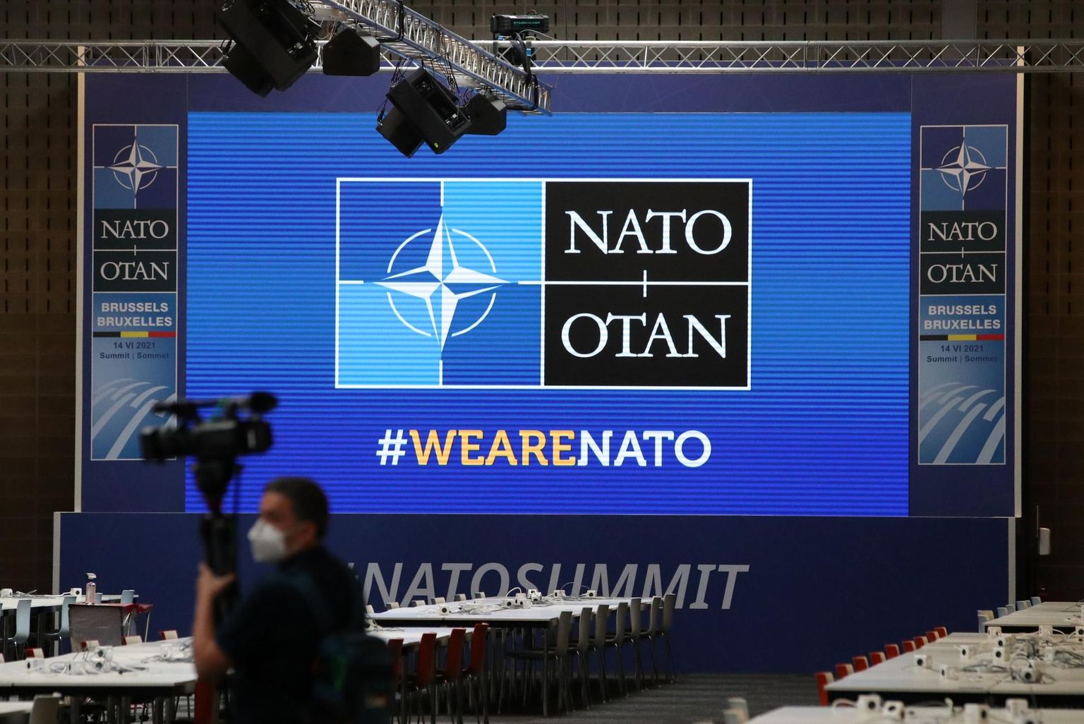 NATO logo ja praegune reklaamlause «Meie oleme NATO».