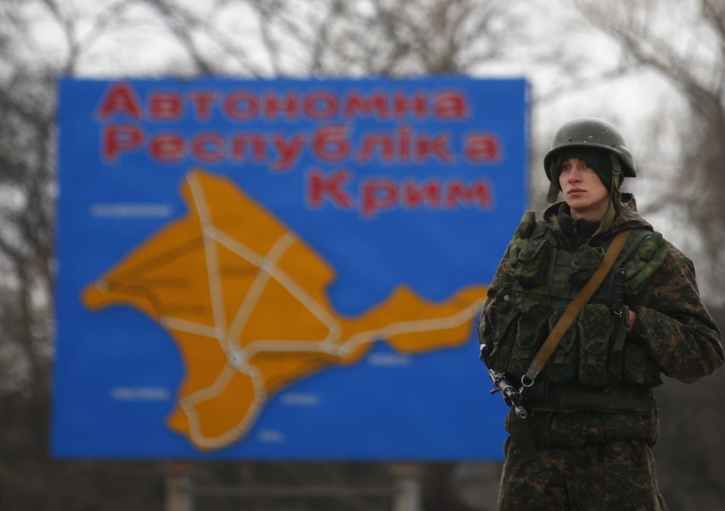 Vene sõdur Kertšis Krimmi kaardi juures.