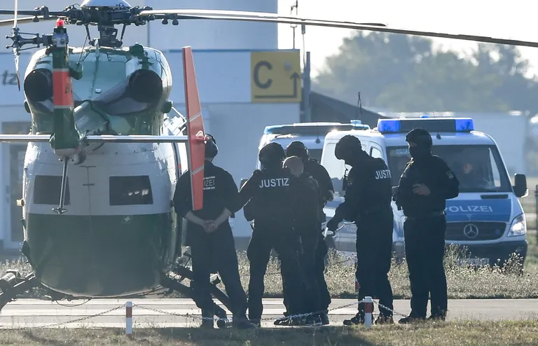 Stephan Balliet eskorditi kohtusse relvastatud korravalvurite saatel. Mehe transportimisel kasutati lisaks autole ka helikopterit ja ta kandis seoses koroonaviiruse levikuga maski.