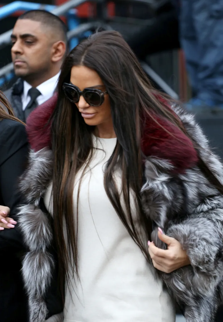 Katie Price saabumas kohtusse