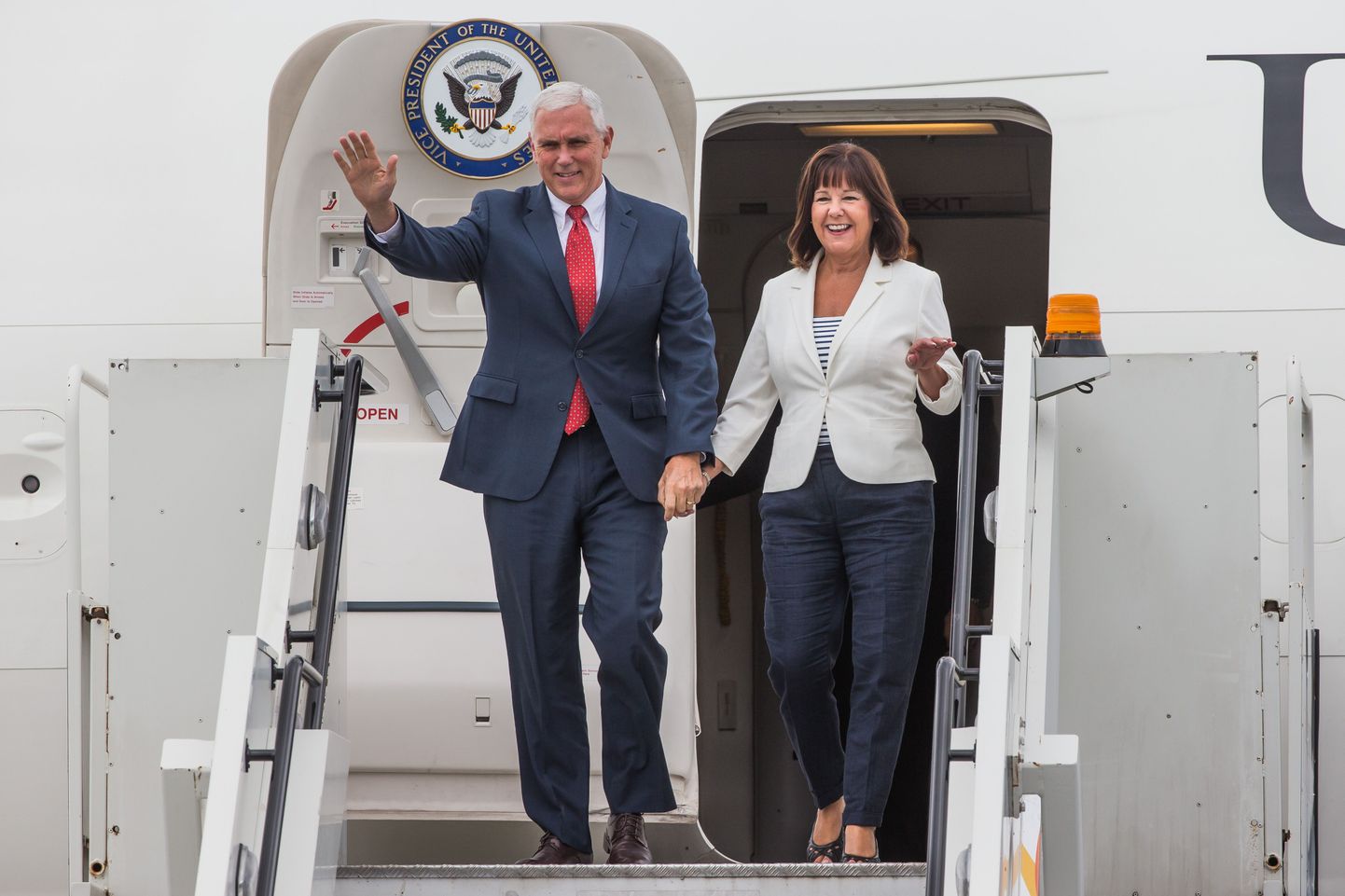 USA asepresident Mike Pence ja teine leedi Karen Pence astumas Tallinnas välja asepresidendi lennukist Air Force Two.