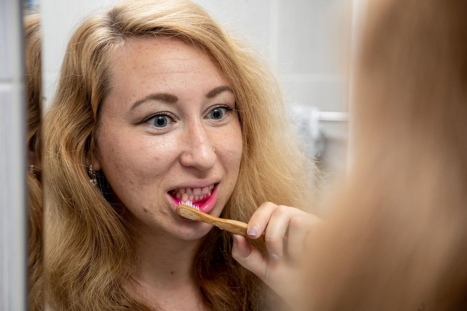 Hiljutistest teadusuuringutest on selgunud, et plasti ohtra kasutamise tagajärjel satuvad selle osakesed ka seedetrakti. Populaarsust on hakanud koguma plasti tarbimist vähendada aitav elustiil. Selle võimalikkust suuhoolduses katsetas Triin Tiisler nädal aega.
