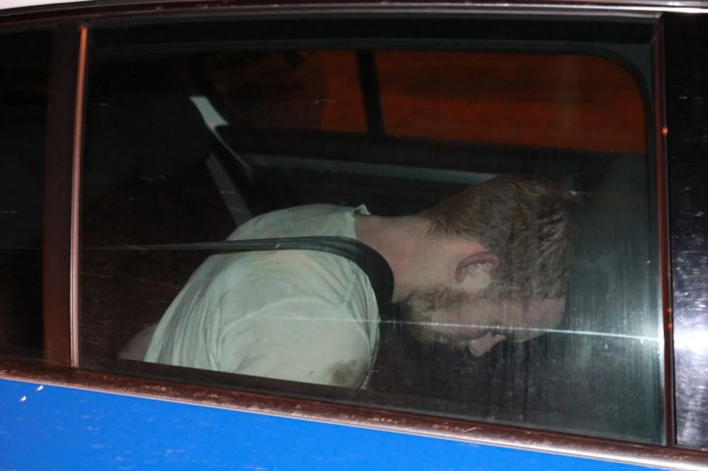 Задержанный мужчина в автомобиле полиции