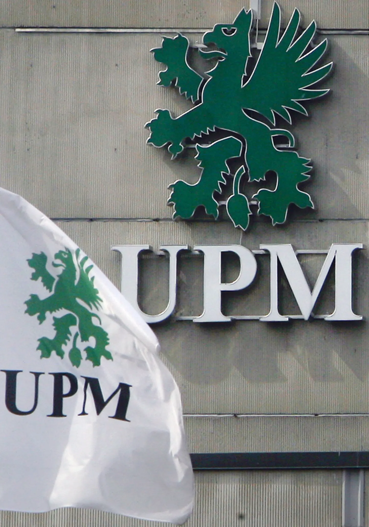 UPMi logo ja lipp Kajaanis asuval paberivabriku hoonel.