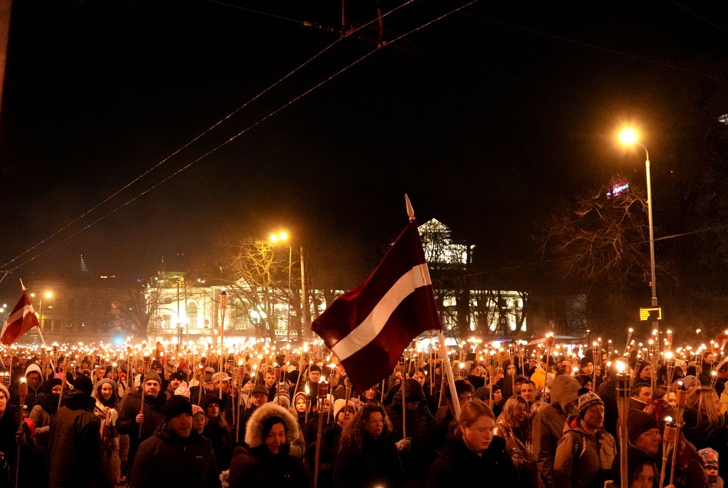 Par godu Latvijas valsts svētkiem notiek "Nacionālās apvienības "Visu Latvijai" - "Tēvzemei un Brīvībai/LLNK" organizētais lāpu gājiens no Kārļa Ulmaņa pieminekļa.
