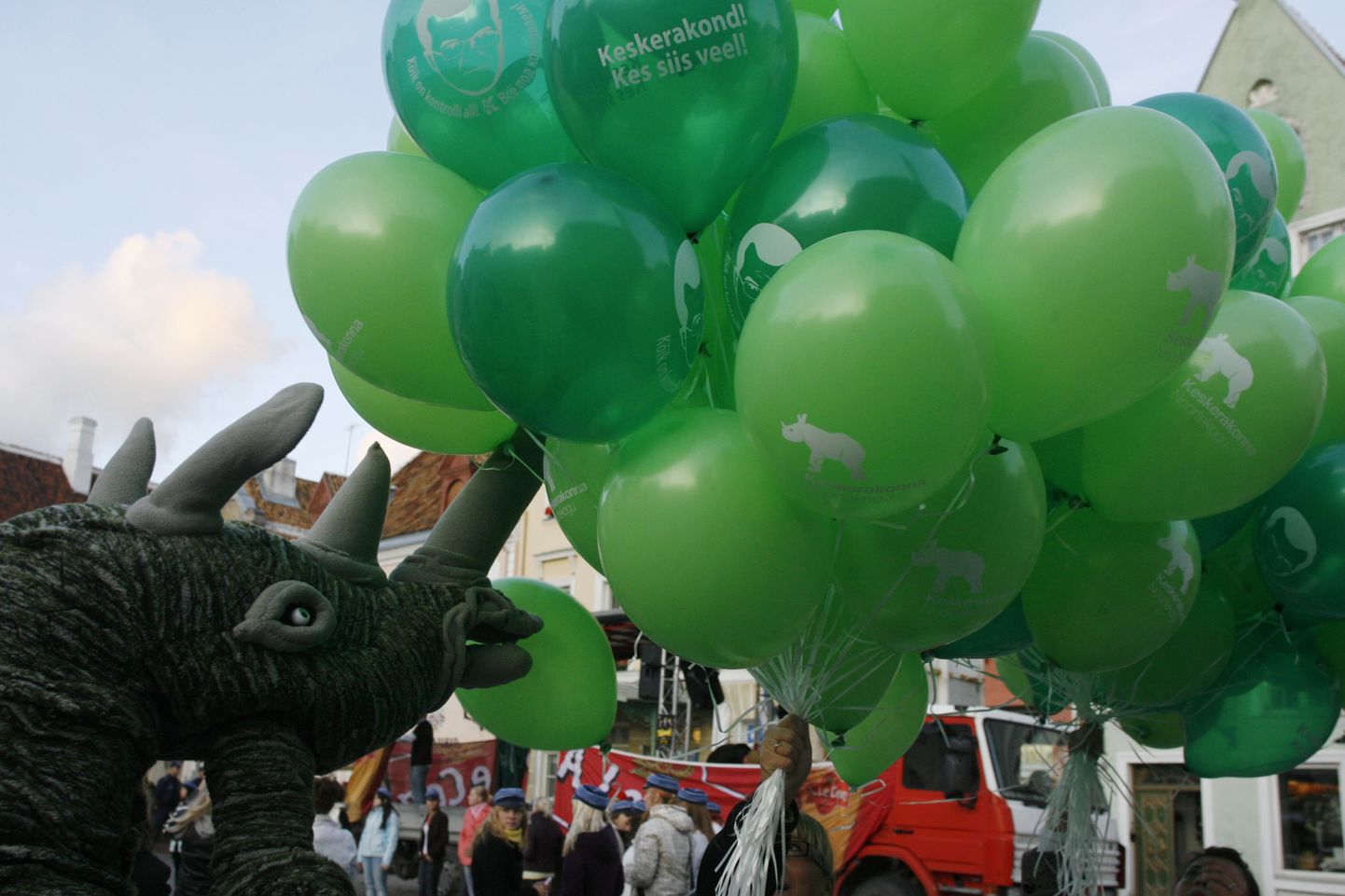 Воздушные шары с логотипом Центристской партии.