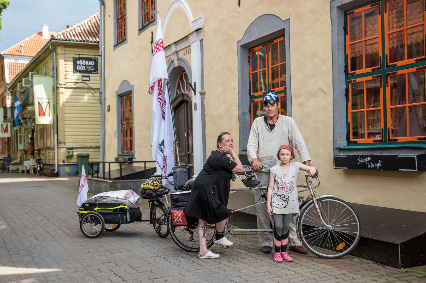 Matkaperekond: pereisa Aarne Kaur, tütar Nefretete ja ema Hele Räni.