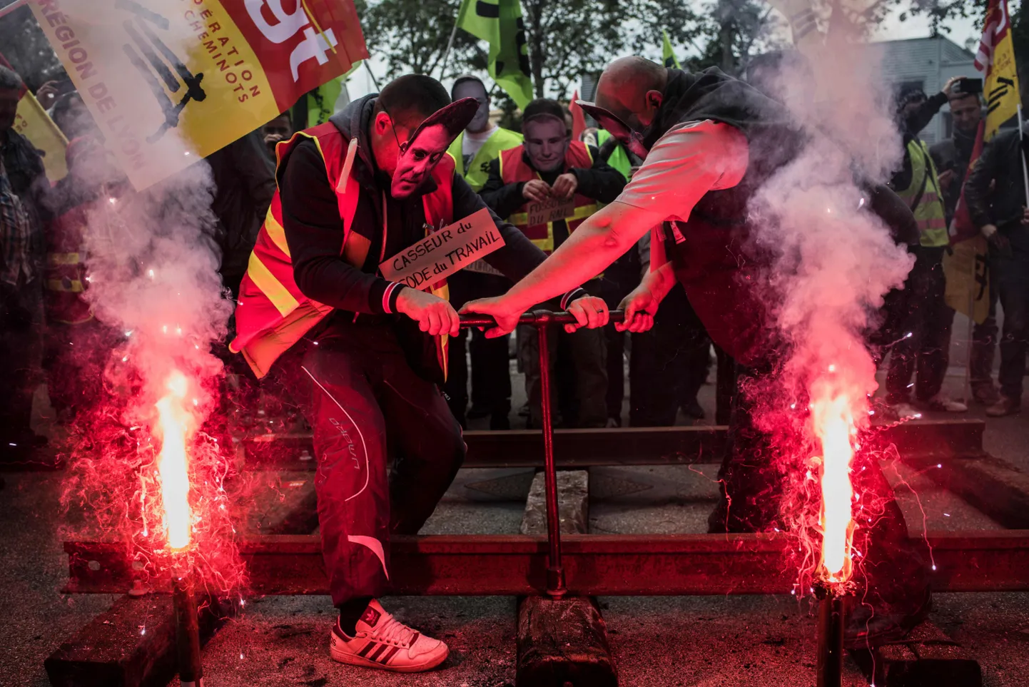 Streikivate raudteetöötajate meeleavaldus Lyonis. Üks protestijatest kannab peaminister Manuel Vallsi pildiga maski.