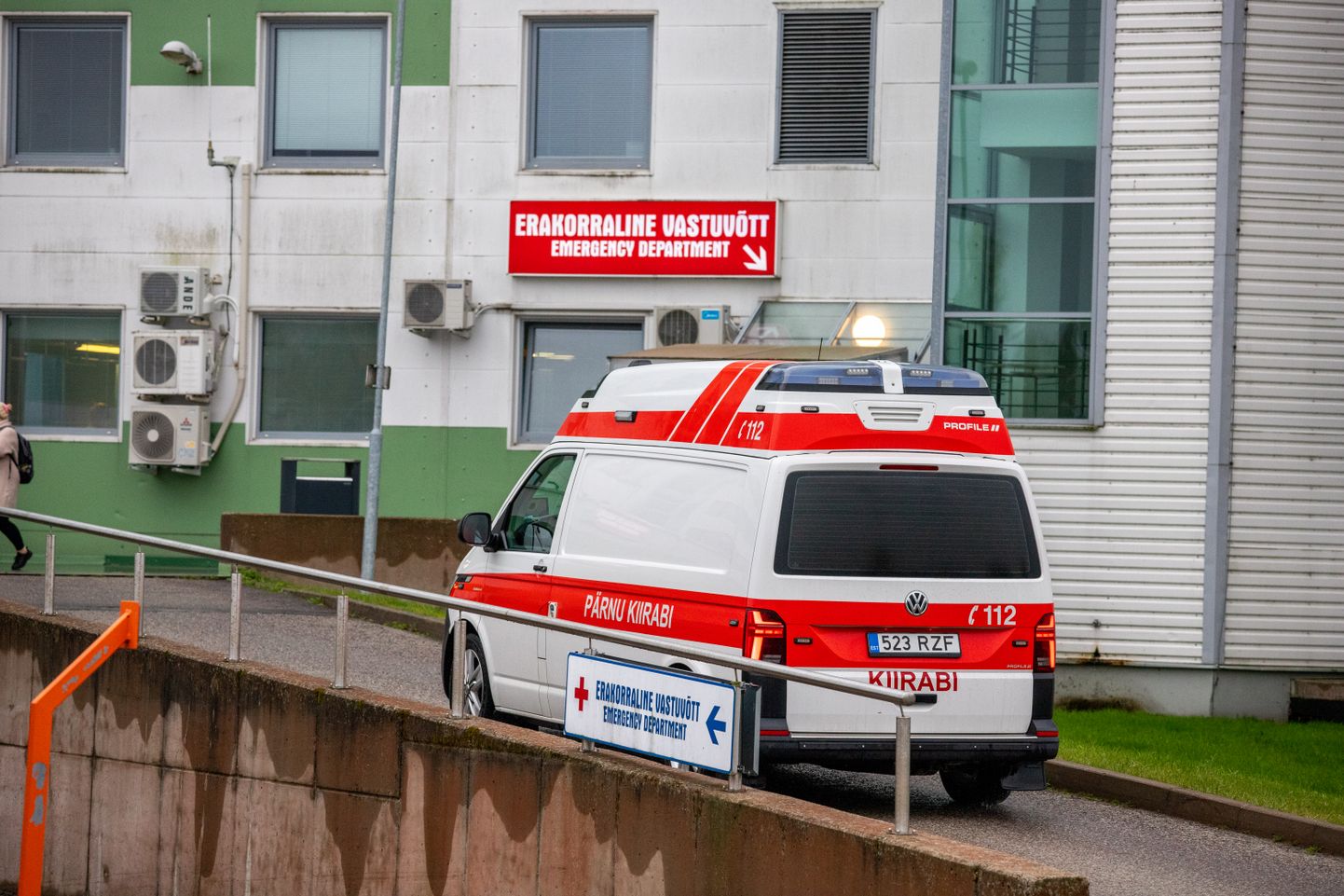 Pärnu Haigla, erakorraline vastuvõtt, kiirabiauto.