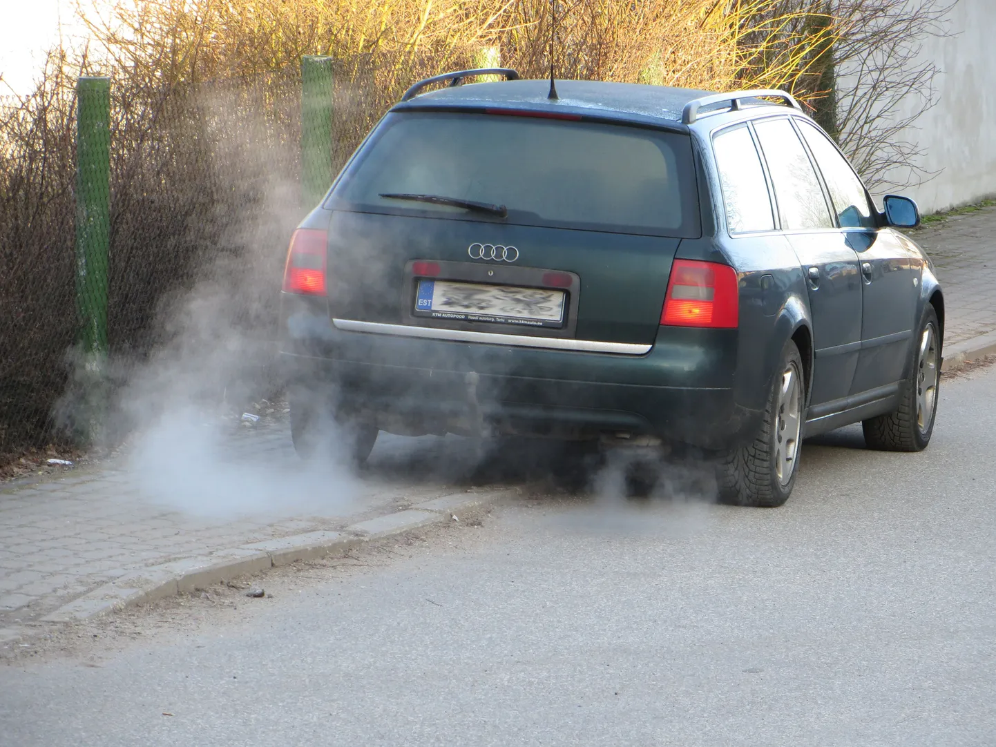 Hommikuti võib lasteaed Buratino juures näha just taolist vaatepilti: vanem on parkinud töötava mootoriga auto kõnnitee äärde, ise läinud last lasteaeda viima ning kümmekond minutit või veelgi enam toodab auto heitgaase, mida möödakäijad on sunnitud sisse hingama.
