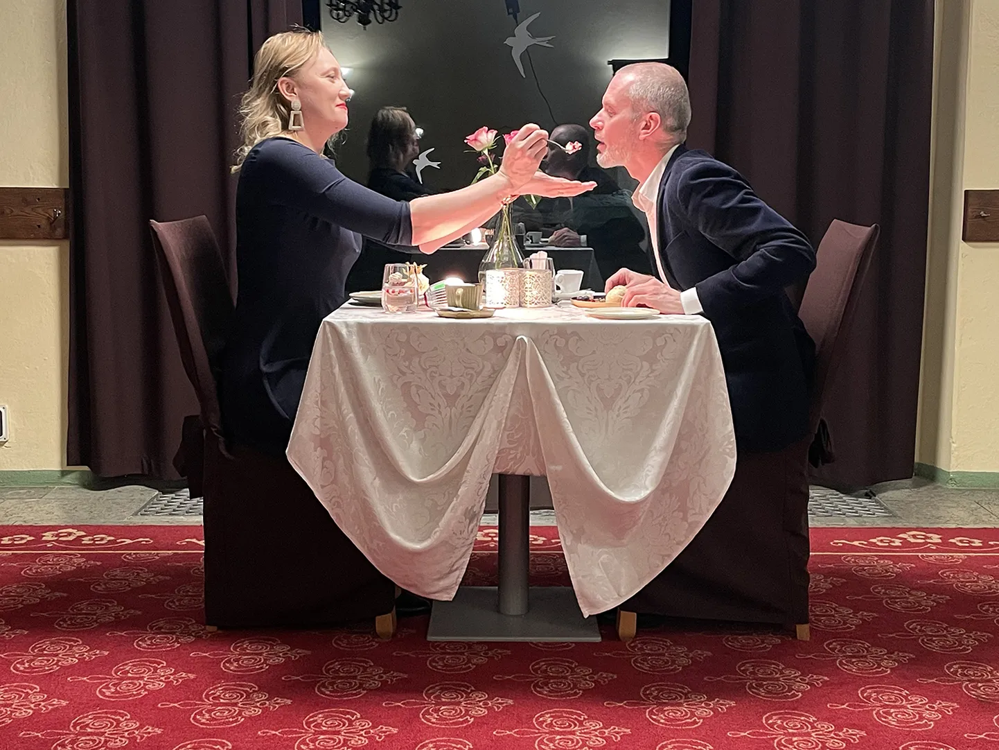 Mäetaguse mõisahotelli restoranis einestav paar.