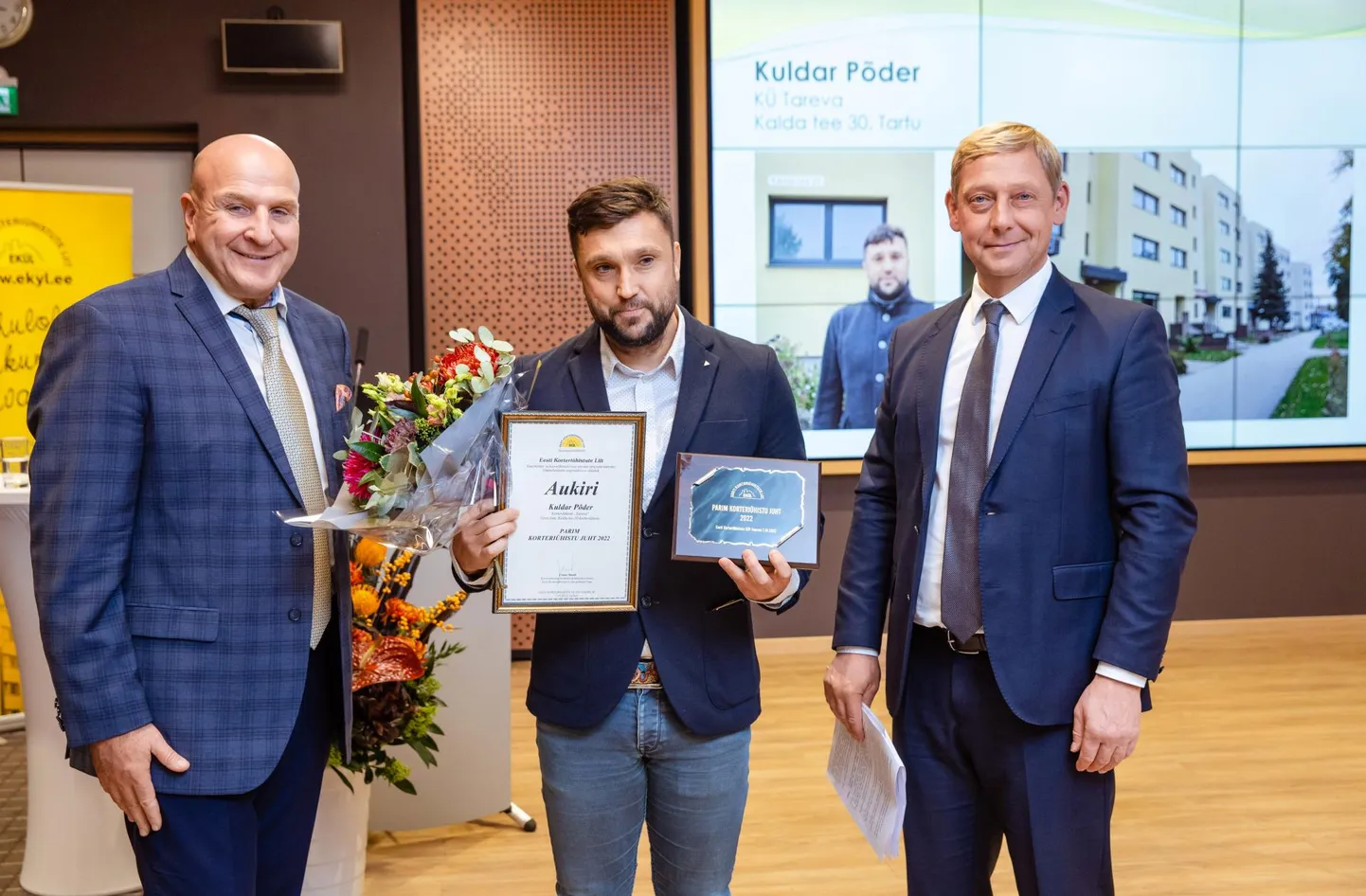 Parimaks ühistujuhiks tunnistatud Kuldar Põder võttis vastu õnnitlused Urmas Mardilt ja Andres Jaadlalt.